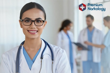 мужчина врач делает записи в журнале